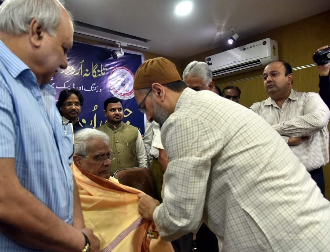 As a part of the 200 years of Urdu Journalism TUWJF felicitated eminent Urdu journalists.